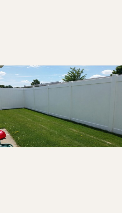 White vinyl privacy fence
